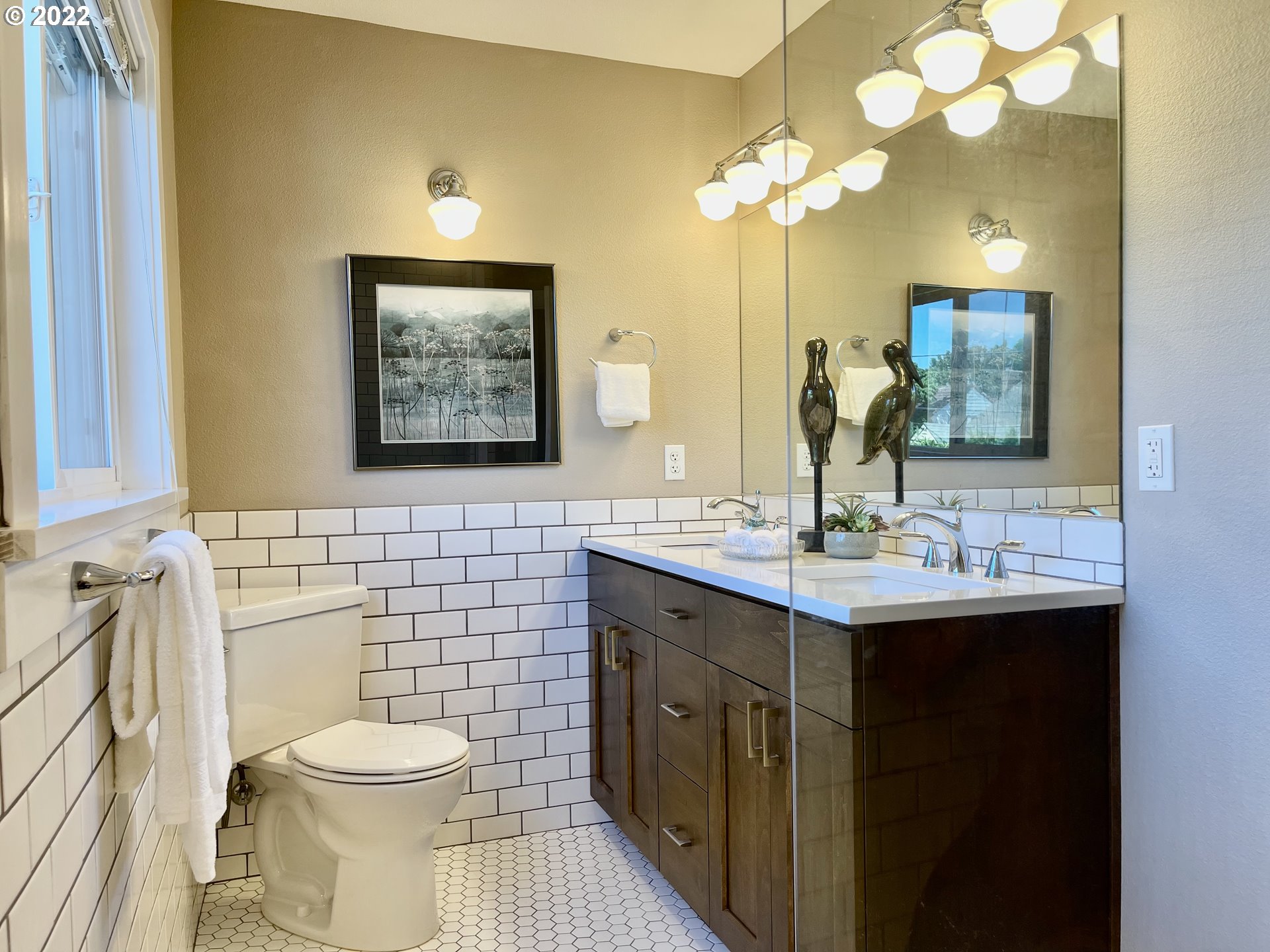 7136 North Chase Avenue Portland, OR 97217 - Photo 17 of 26 a bathroom with a toilet sink and mirror