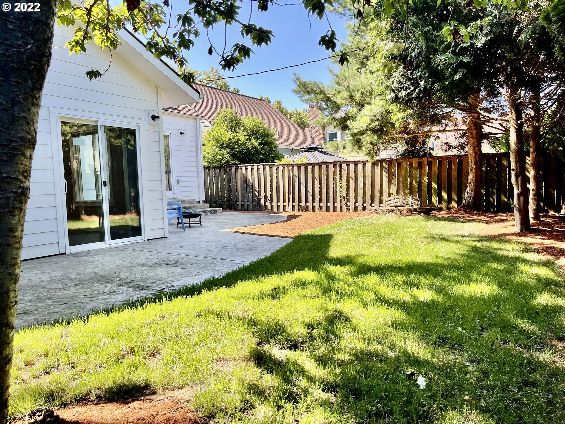 7136 North Chase Avenue Portland, OR 97217 - Photo 24 of 26 a backyard of a house with table and chairs