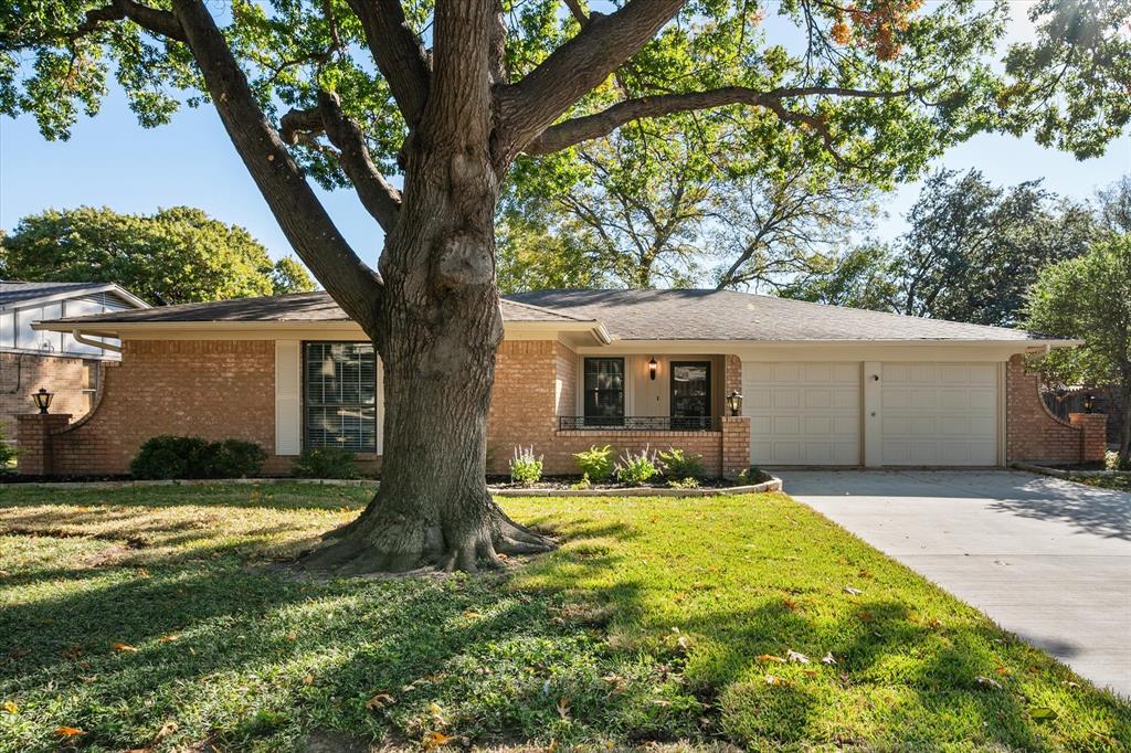 a view of a house with backyard
