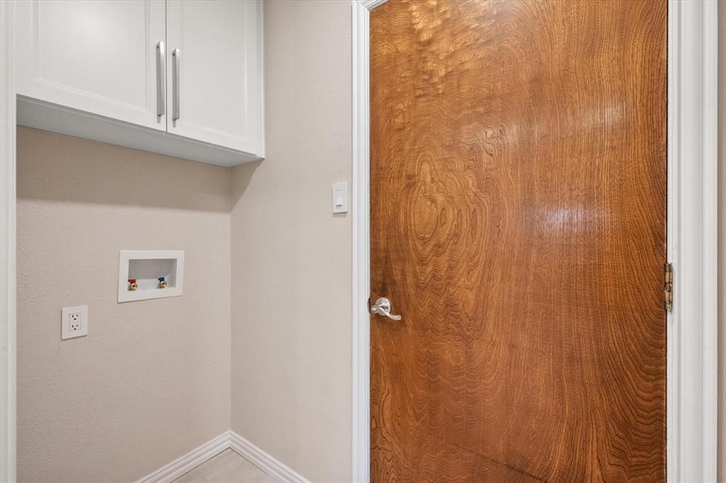 2008 Chalice Road Arlington, TX 76014 - Photo 13 of 28 a view of bathroom with shower