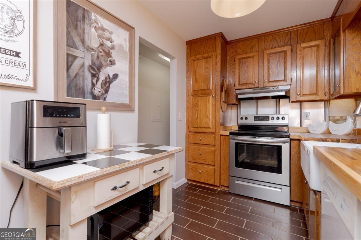 150 Moss Oaks Road Perry, GA 31069 - Photo 14 of 51 a kitchen with stainless steel appliances a stove and a refrigerator