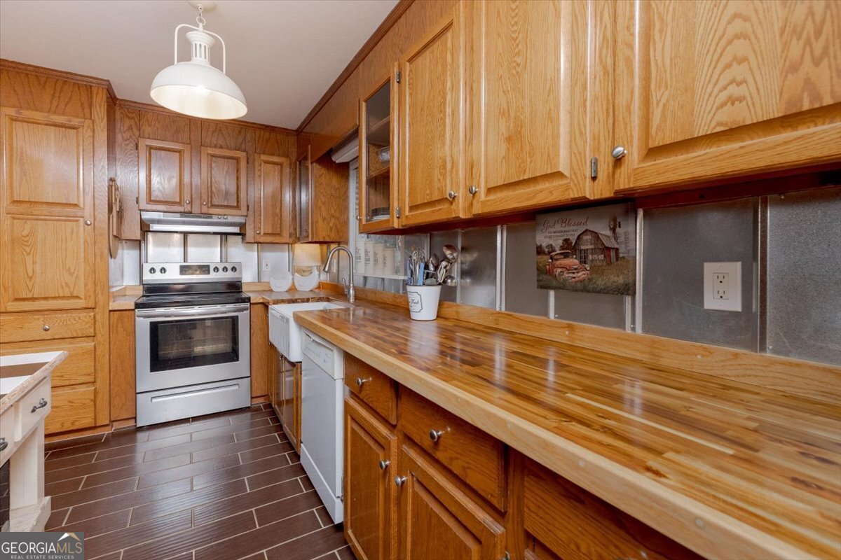 150 Moss Oaks Road Perry, GA 31069 - Photo 15 of 51 a kitchen with stainless steel appliances granite countertop a stove a sink and a refrigerator