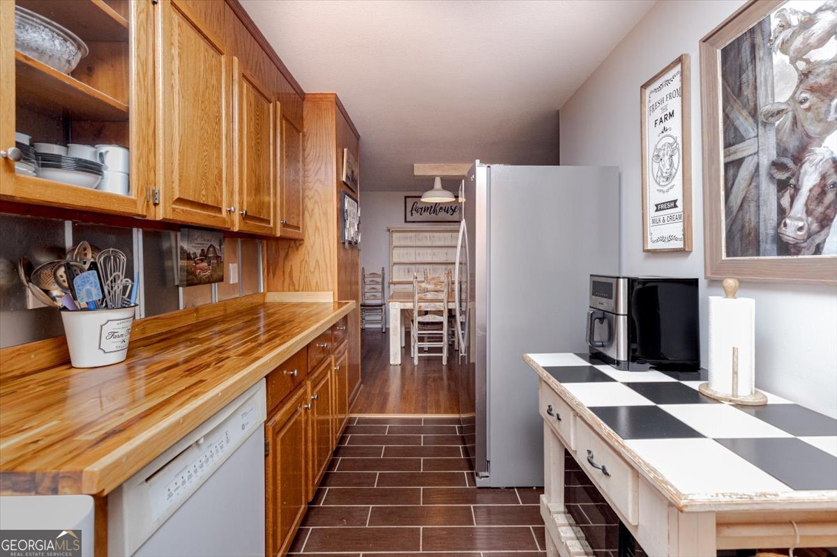 150 Moss Oaks Road Perry, GA 31069 - Photo 19 of 51 a kitchen with stainless steel appliances granite countertop a stove and a refrigerator