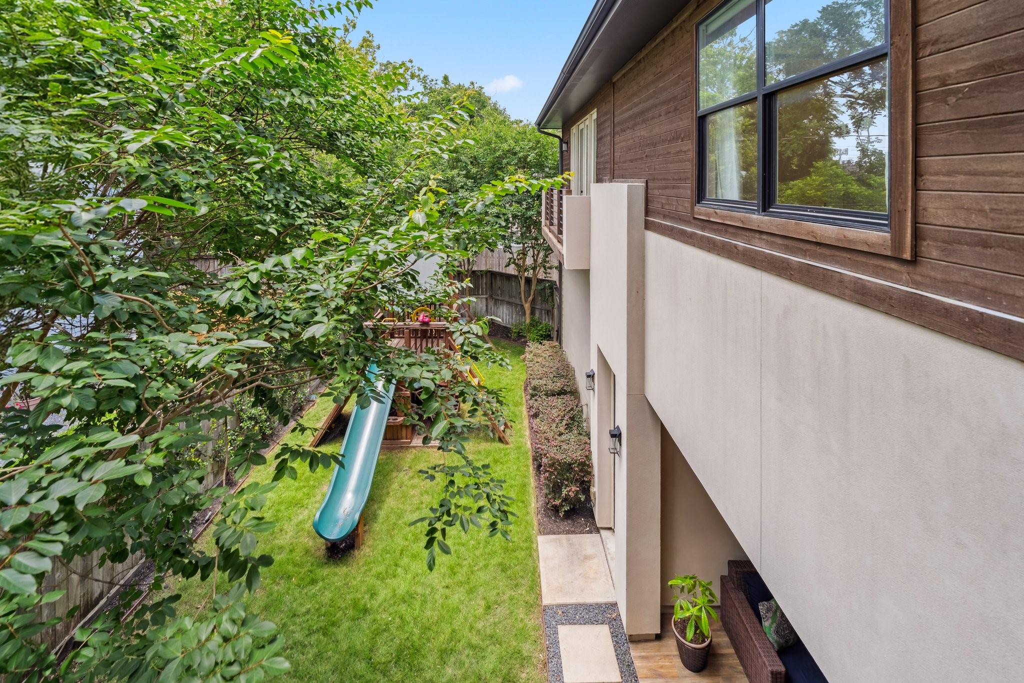 815 East 27th Street Houston, TX 77009 - Photo 21 of 44 A look down on the spacious and green backyard from the primary bedroom balcony.