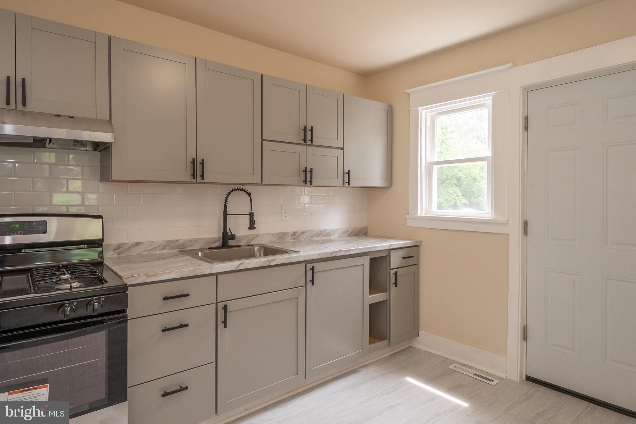 1052 Pennington Road Ewing, NJ 08618 - Photo 8 of 29