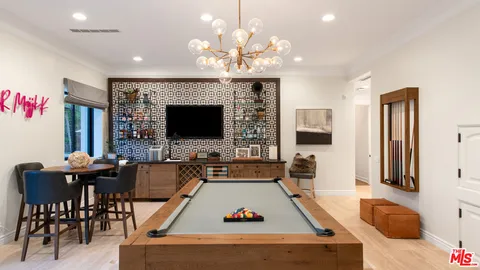 $10,450,000 | 6110 Merritt Drive, Malibu, CA 90265