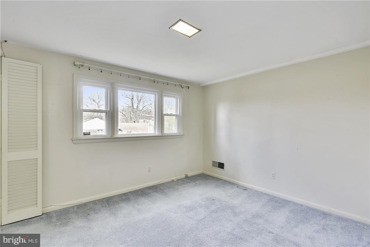 5901 Folkstone Road Bethesda, MD 20817 - Photo 20 of 30 an empty room with a window
