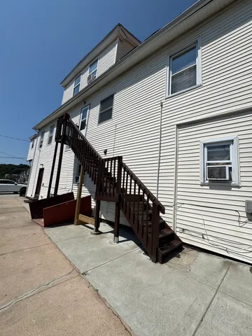 a view of entryway with a front door