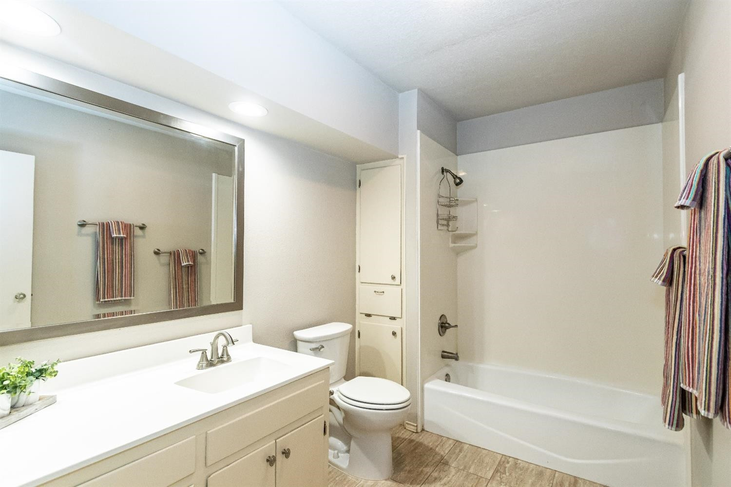 3715 38th Street Lubbock, TX 79413 - Photo 29 of 39 2nd Bathroom