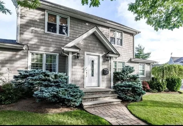 $2,100 | 60 Monroe Street, Lynbrook, NY 11563