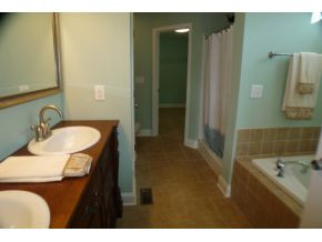 339 Pactolus Road Kingsport, TN 37664 - Photo 8 of 12 Master bath