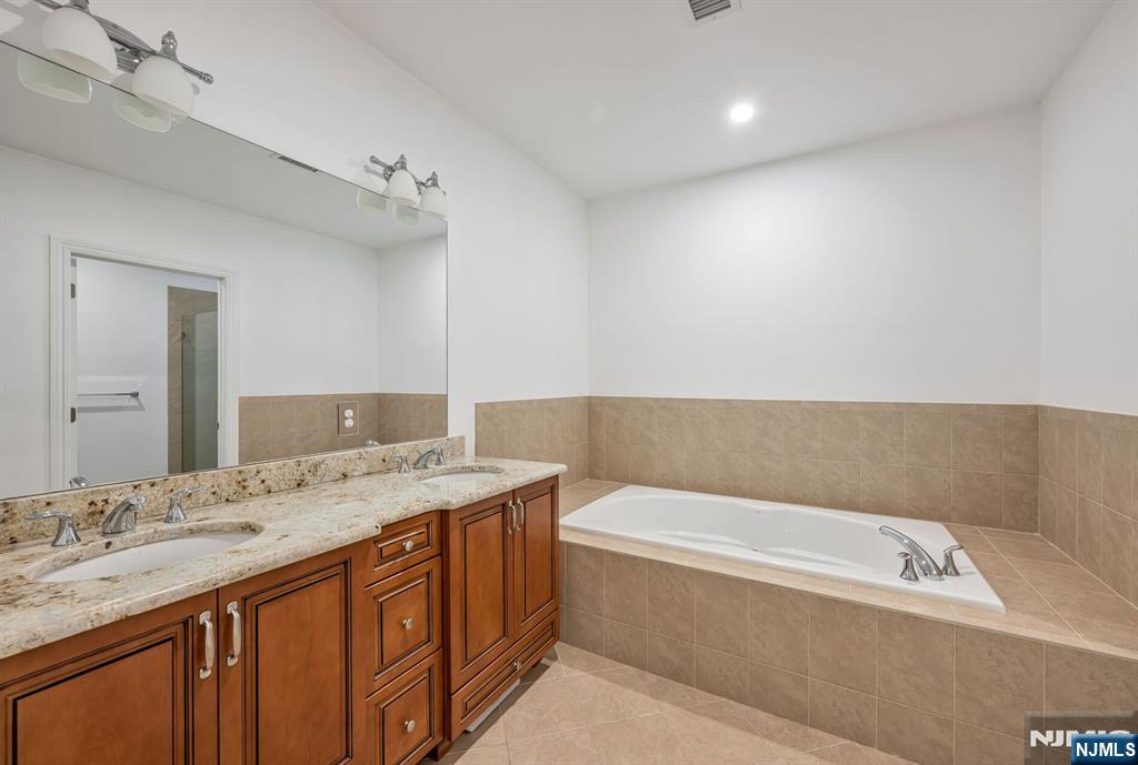 1302 Rio Vista Lane Northvale, NJ 07647 - Photo 13 of 39