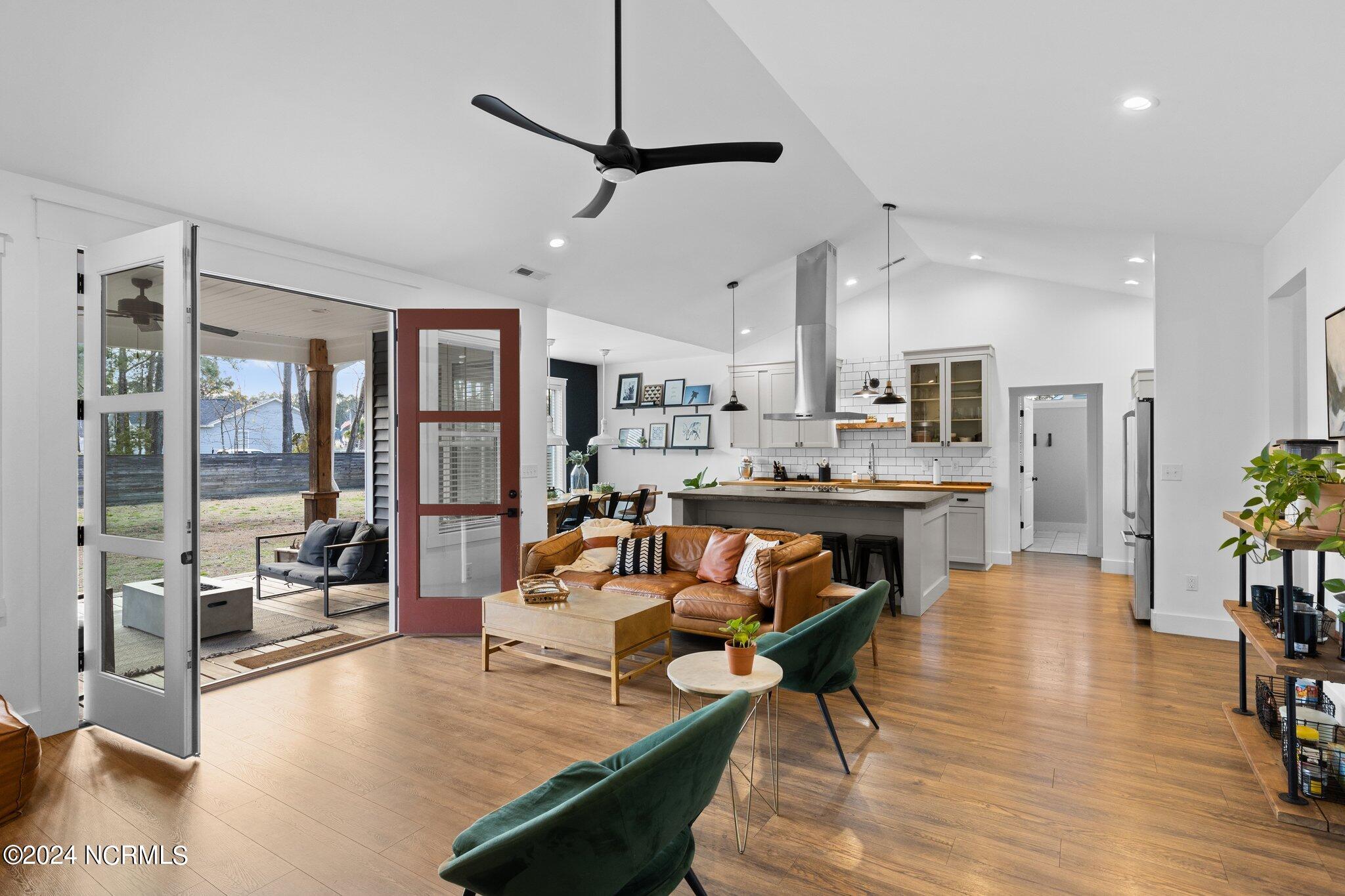 1193 Nine Foot Road Newport, NC 28570 - Photo 2 of 62 Living room