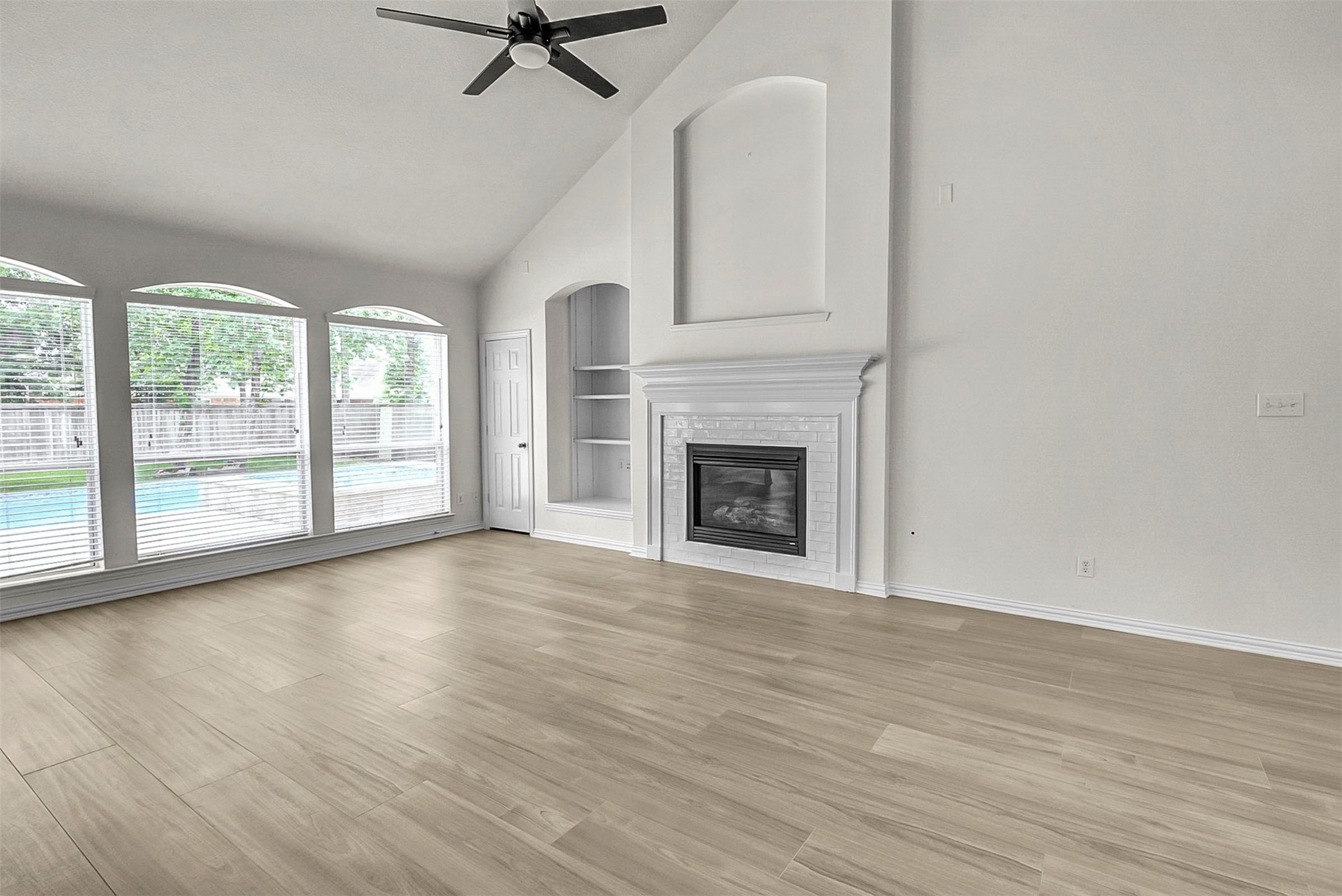 10 Chippewa Trail Spring, TX 77389 - Photo 14 of 46 Living Room