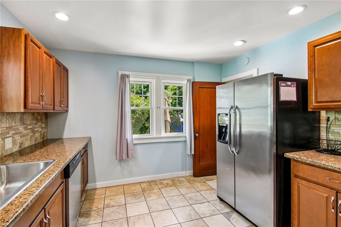 81 Hoover Road Irondequoit, NY 14617 - Photo 10 of 39