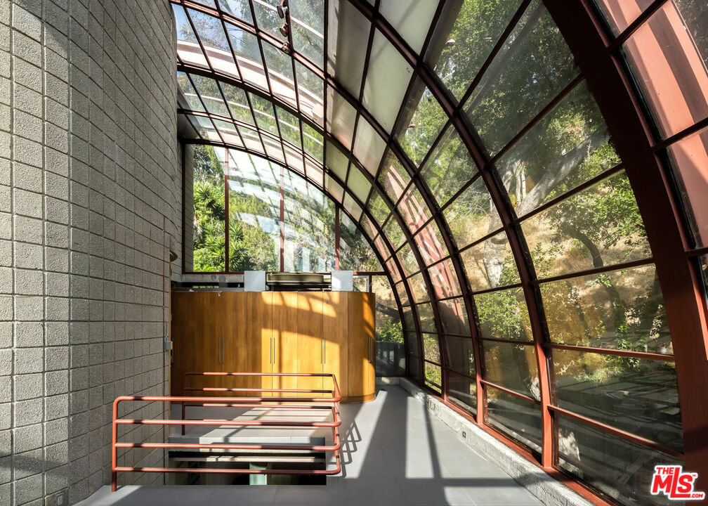 762 Latimer Road Santa Monica, CA 90402 - Photo 2 of 20