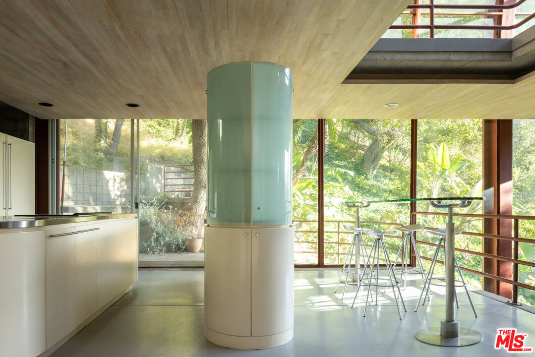 762 Latimer Road Santa Monica, CA 90402 - Photo 9 of 20