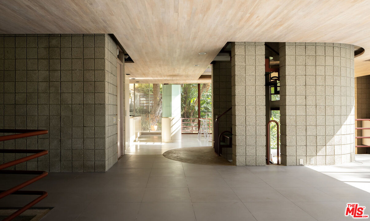 762 Latimer Road Santa Monica, CA 90402 - Photo 10 of 20