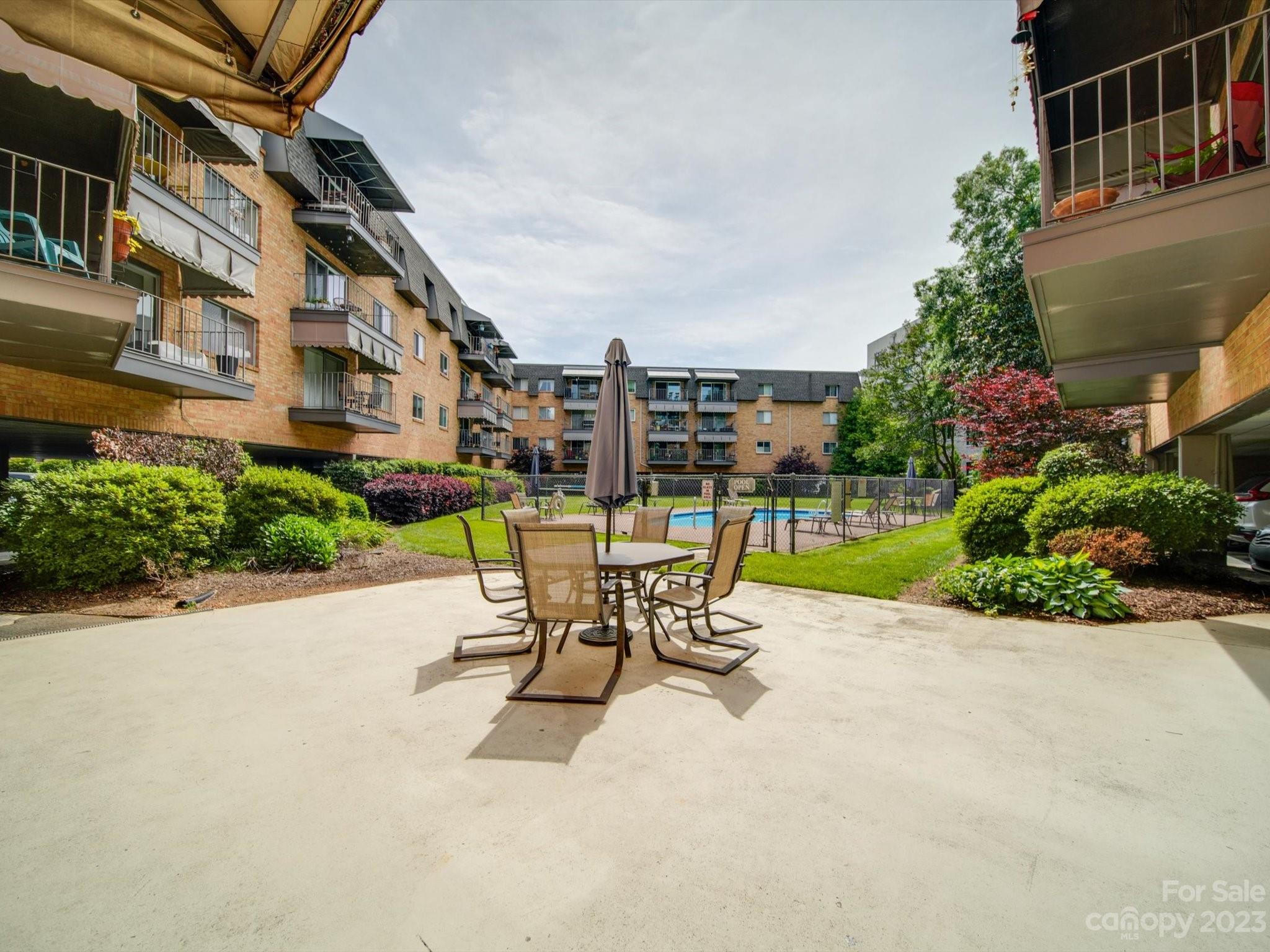 1323 Queens Road, Unit 402 Charlotte, NC 28207 - Photo 18 of 26 a view of a backyard with sitting area