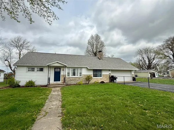 $164,900 | 447 West Cherokee Strip, Brownstown, IL 62418