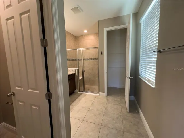 a view of entryway with bathroom