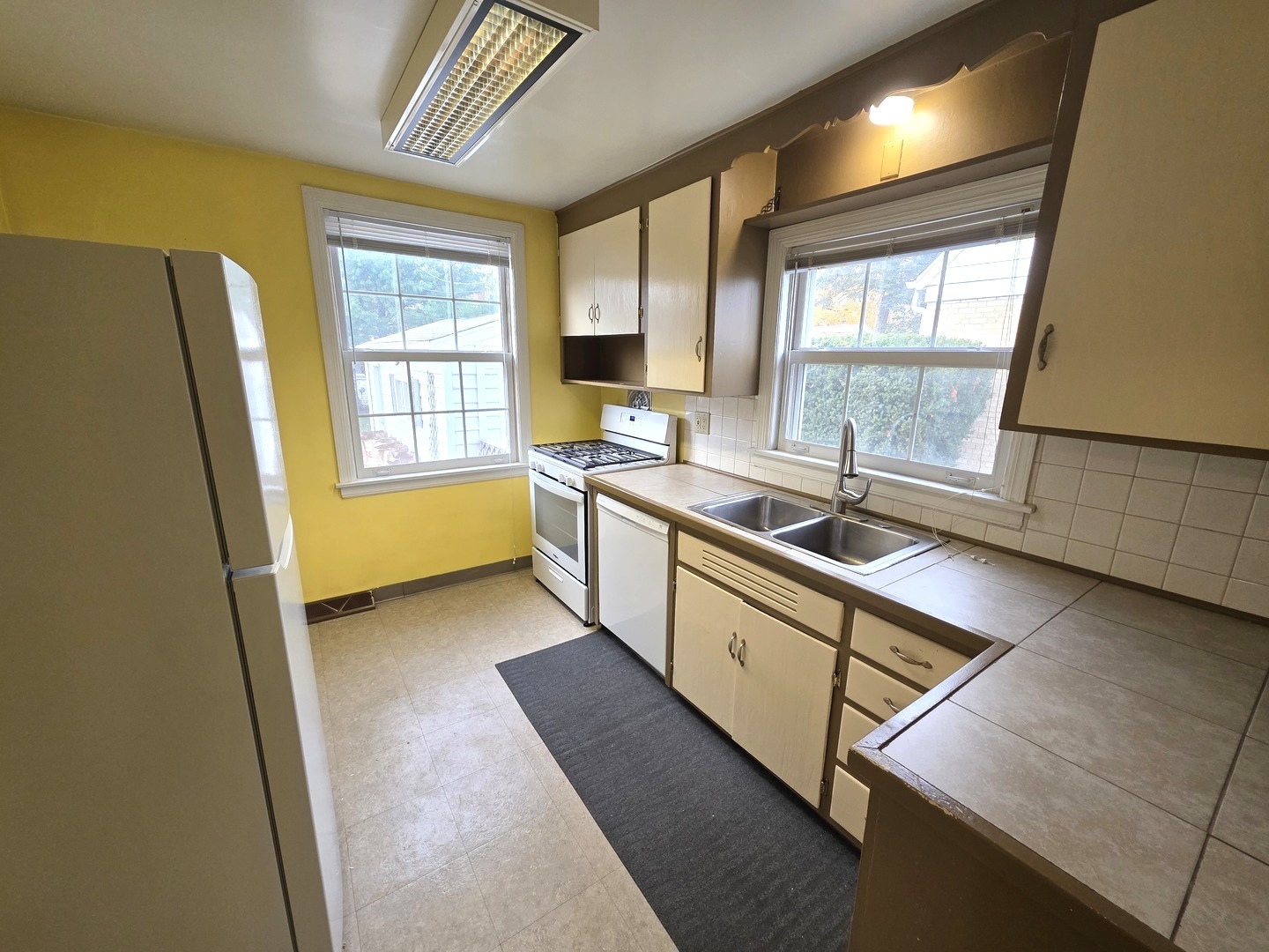 436 South Arlington Heights Road Arlington Heights, IL 60005 - Photo 3 of 16 a kitchen with sink cabinets and appliances