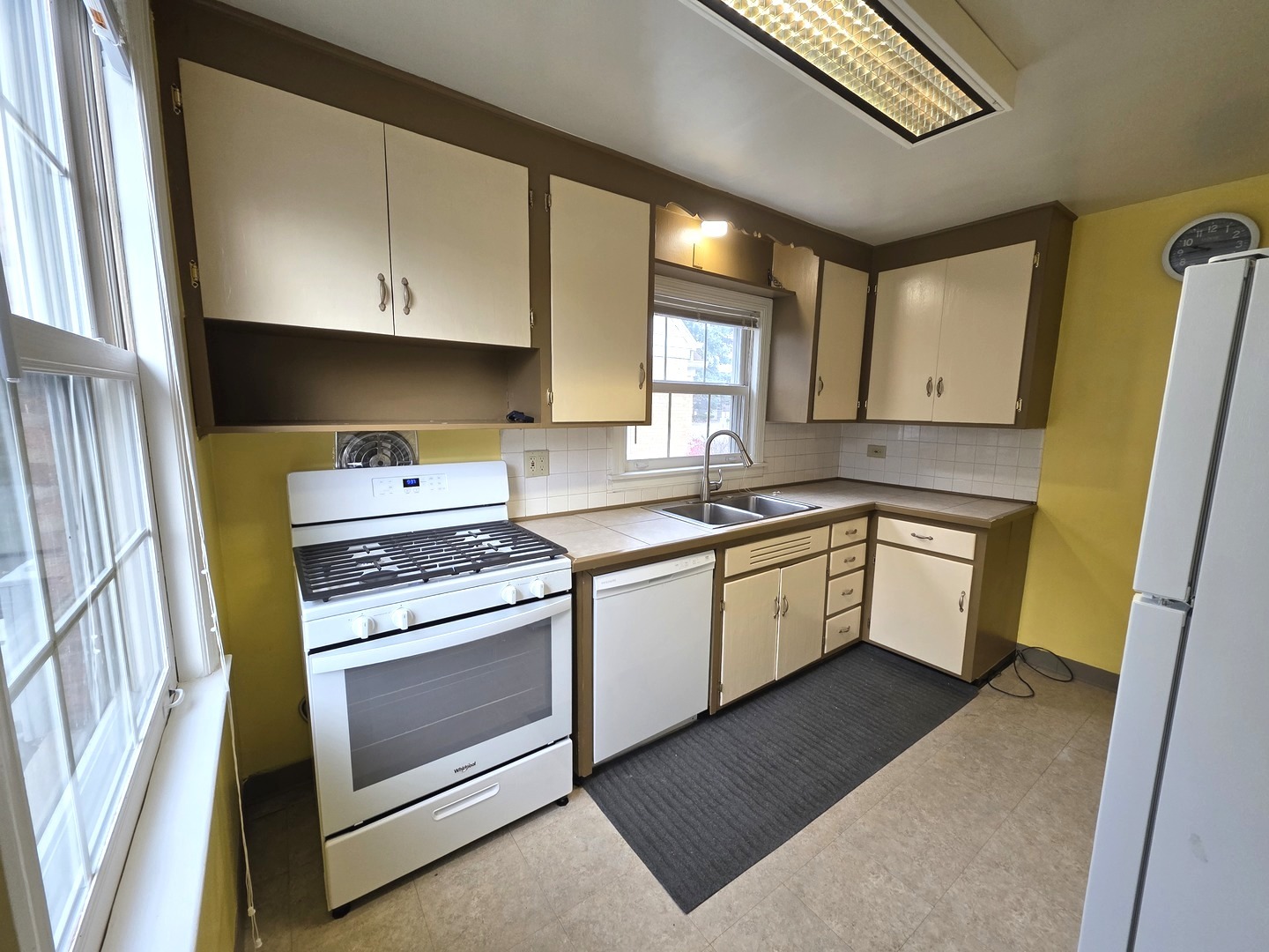 436 South Arlington Heights Road Arlington Heights, IL 60005 - Photo 4 of 16 a kitchen with a stove sink and cabinets