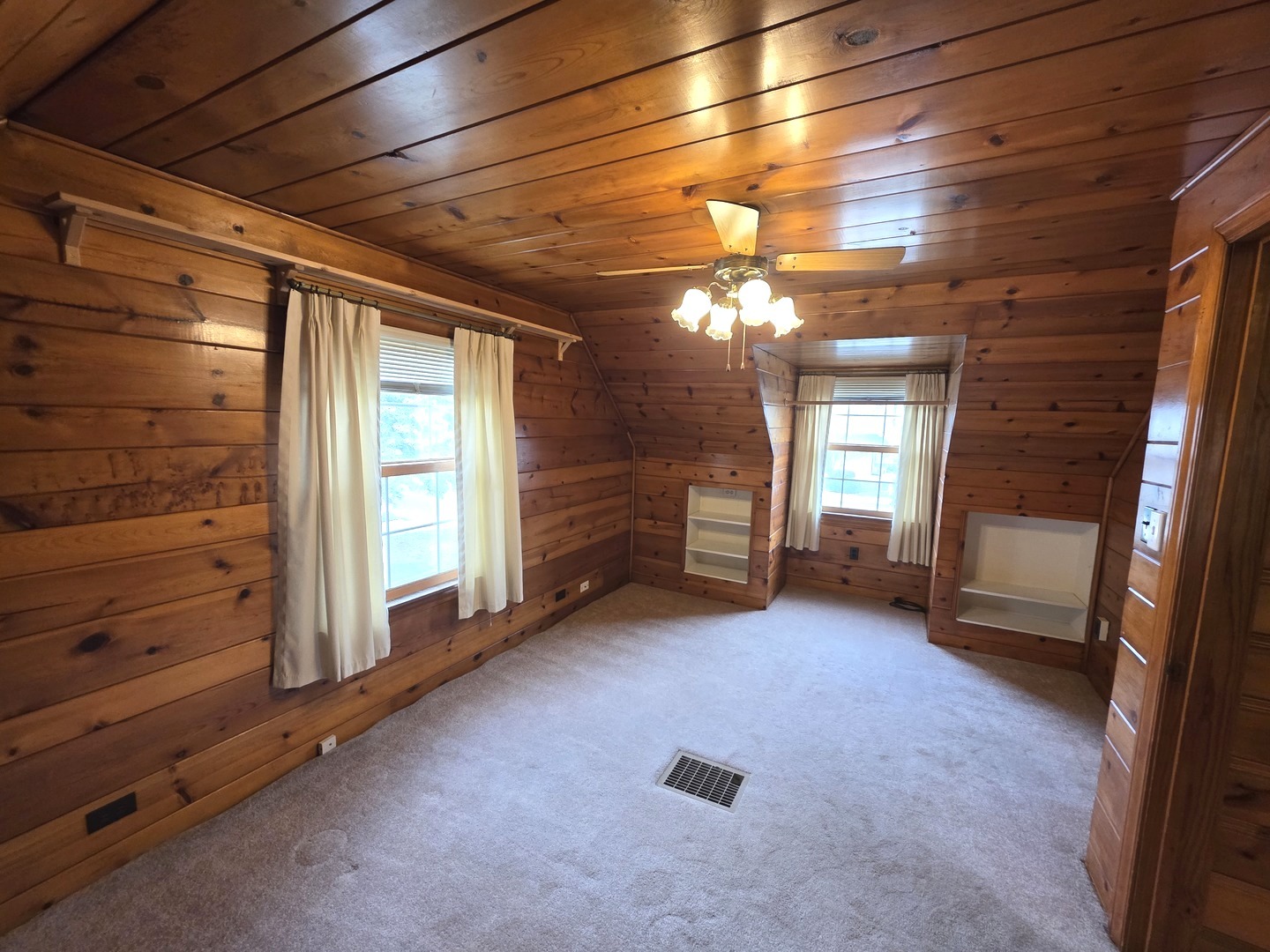 436 South Arlington Heights Road Arlington Heights, IL 60005 - Photo 10 of 16 a view of a room with closet