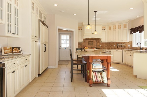 71 Mohawk Path Holliston, MA 01746 - Photo 3 of 28 Gallery Image 3