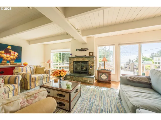 $1,350,000 | 1004 Southwest 10th Place, Lincoln City, OR 97367