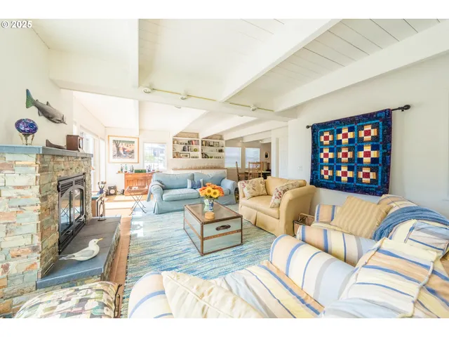 $1,350,000 | 1004 Southwest 10th Place, Lincoln City, OR 97367