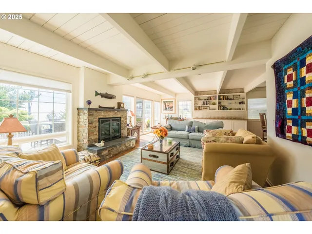 $1,350,000 | 1004 Southwest 10th Place, Lincoln City, OR 97367