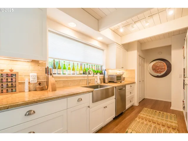 $1,350,000 | 1004 Southwest 10th Place, Lincoln City, OR 97367