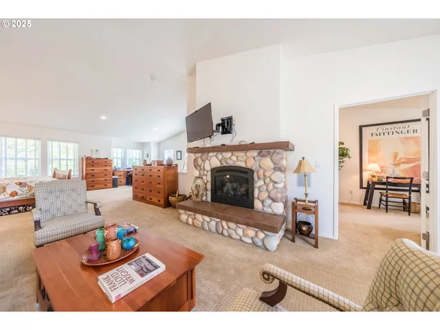 $1,350,000 | 1004 Southwest 10th Place, Lincoln City, OR 97367