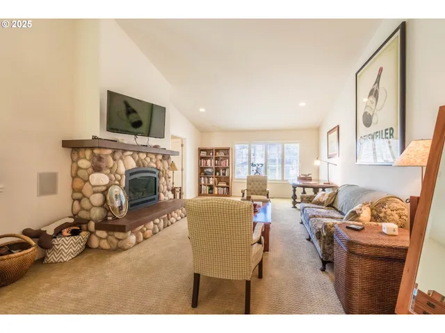 $1,350,000 | 1004 Southwest 10th Place, Lincoln City, OR 97367