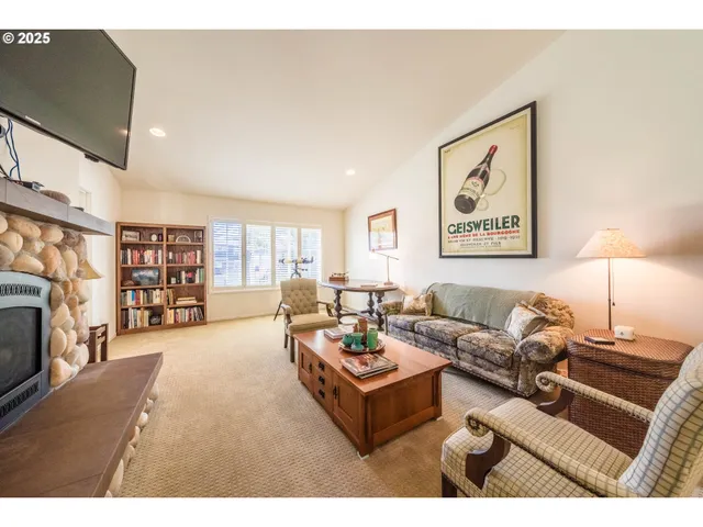 $1,350,000 | 1004 Southwest 10th Place, Lincoln City, OR 97367