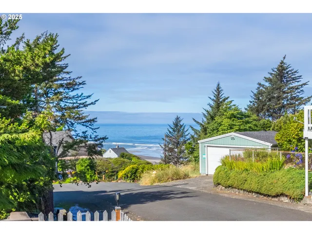$1,350,000 | 1004 Southwest 10th Place, Lincoln City, OR 97367