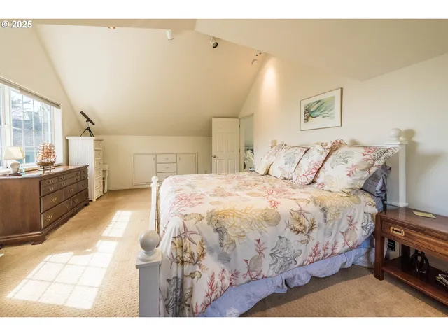 $1,350,000 | 1004 Southwest 10th Place, Lincoln City, OR 97367