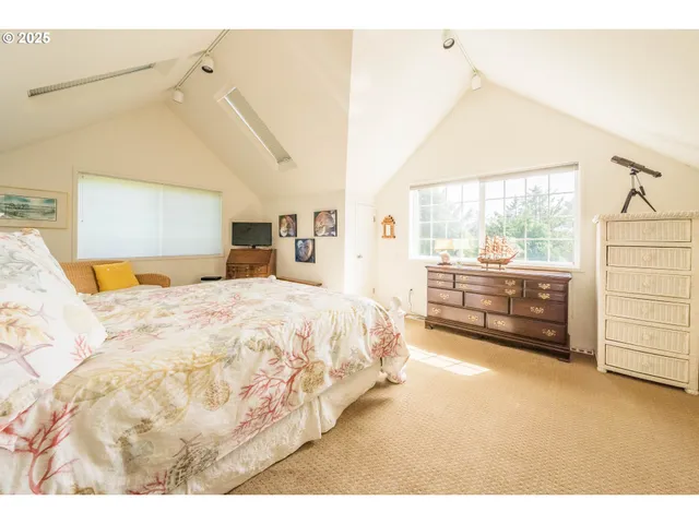 $1,350,000 | 1004 Southwest 10th Place, Lincoln City, OR 97367