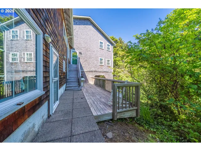 $1,350,000 | 1004 Southwest 10th Place, Lincoln City, OR 97367