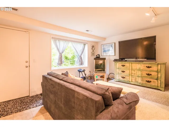 $1,350,000 | 1004 Southwest 10th Place, Lincoln City, OR 97367