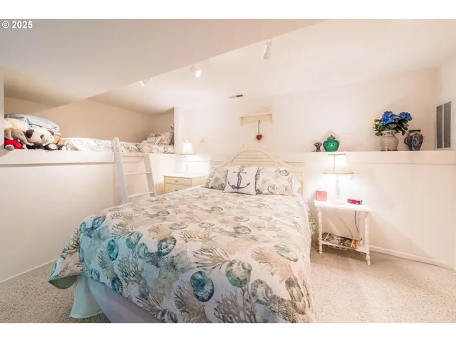 $1,350,000 | 1004 Southwest 10th Place, Lincoln City, OR 97367