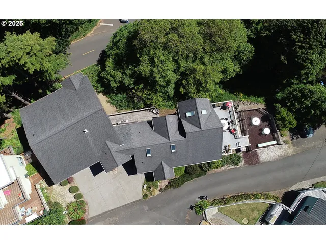 $1,350,000 | 1004 Southwest 10th Place, Lincoln City, OR 97367