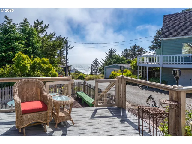 $1,350,000 | 1004 Southwest 10th Place, Lincoln City, OR 97367