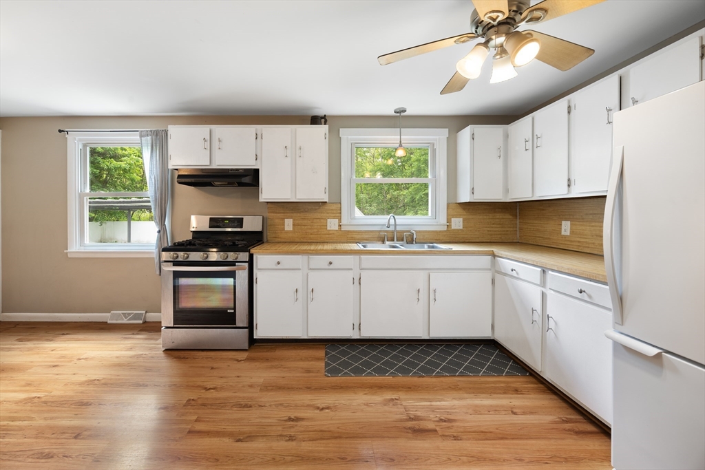 37 Parkerview Street Springfield, MA 01129 - Photo 5 of 31
