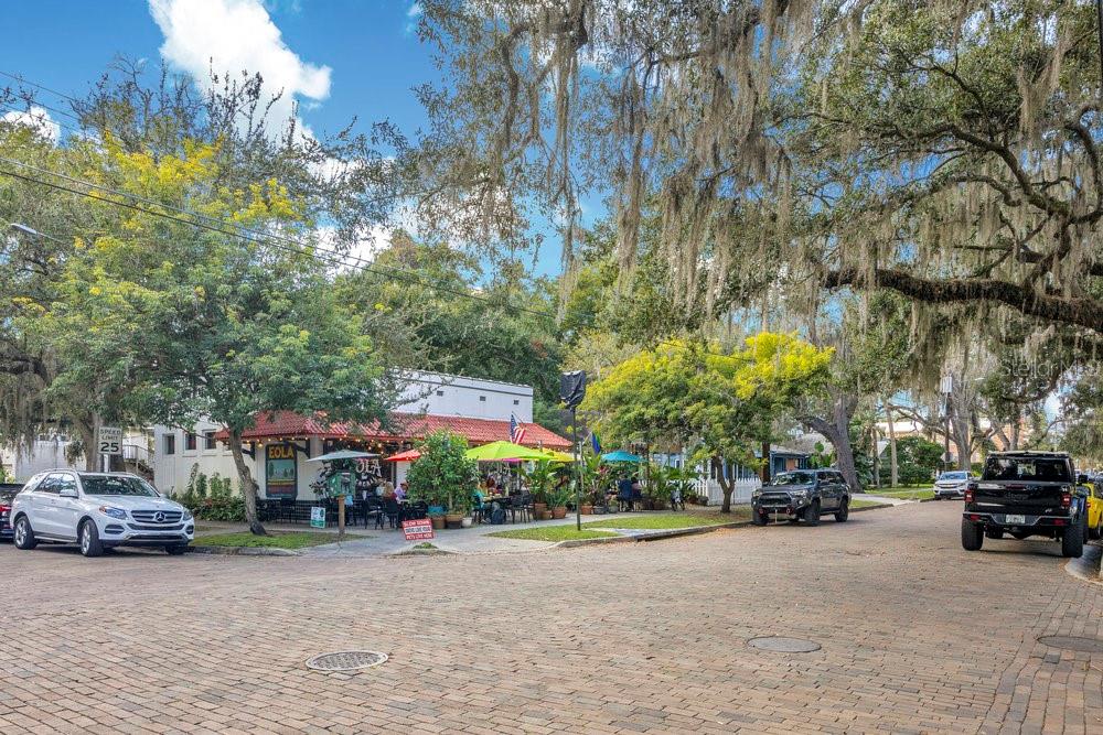 1008 East Robinson Street Orlando, FL 32801 - Photo 26 of 40 a view of a street with cars