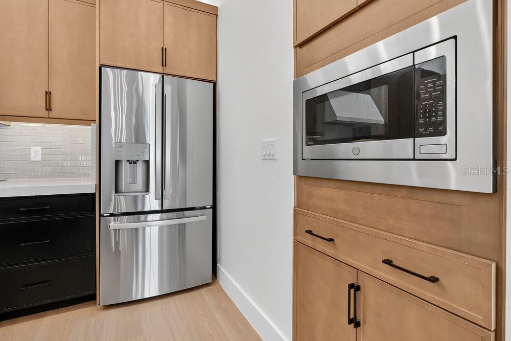1008 East Robinson Street Orlando, FL 32801 - Photo 6 of 40 a kitchen with appliances and cabinets