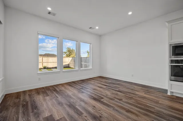 a view of an house with swimming pool