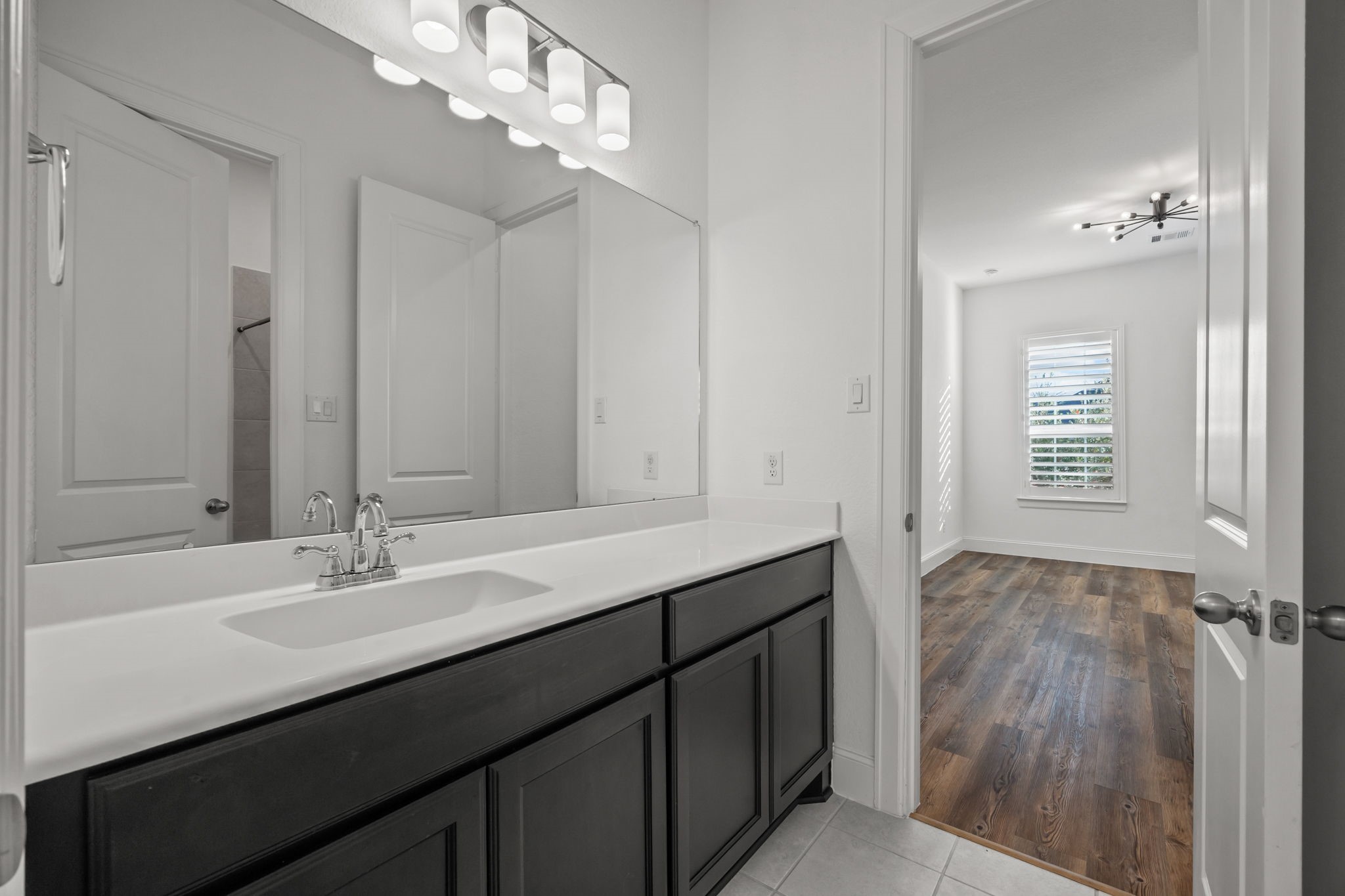 4611 Bernard Drive Manvel, TX 77583 - Photo 25 of 50 Jack and Jill Bathroom between Bedroom 2 and 3