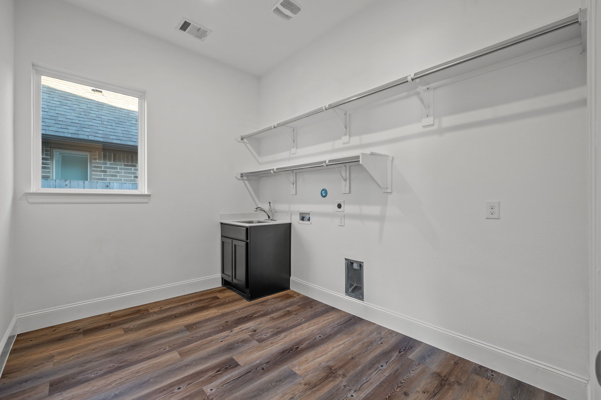 4611 Bernard Drive Manvel, TX 77583 - Photo 32 of 50 Laundry Room